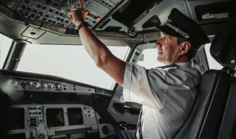 Cuando a una mujer anciana se le niega el acceso a clase ejecutiva, un asistente de vuelo descubre su verdadera identidad.