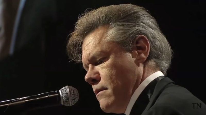 "Tres años después de su masivo derrame cerebral, Randy Travis regresa para cantar 'Amazing Grace' como solo él puede".
