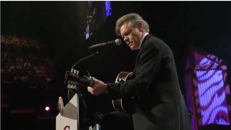 "Tres años después de su masivo derrame cerebral, Randy Travis regresa para cantar 'Amazing Grace' como solo él puede".