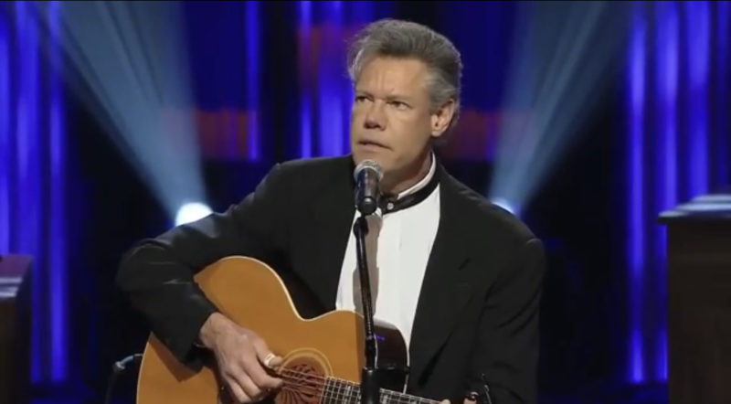 "Tres años después de su masivo derrame cerebral, Randy Travis regresa para cantar 'Amazing Grace' como solo él puede".