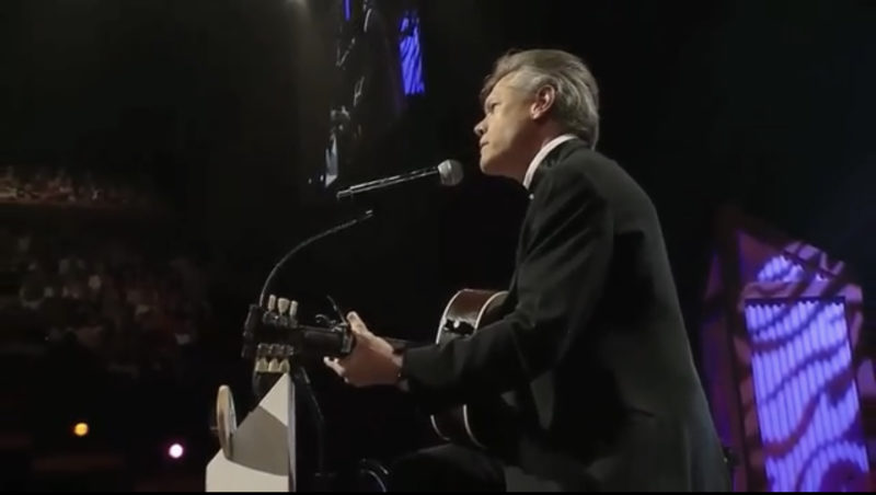 "Tres años después de su masivo derrame cerebral, Randy Travis regresa para cantar 'Amazing Grace' como solo él puede".