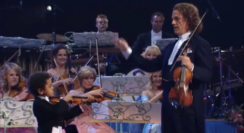 Tan pequeño pero también muy talentoso. Toca el violín con tanta habilidad que a esta edad se le puede considerar un músico ideal.