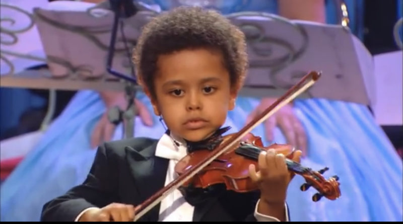 Tan pequeño pero también muy talentoso. Toca el violín con tanta habilidad que a esta edad se le puede considerar un músico ideal.