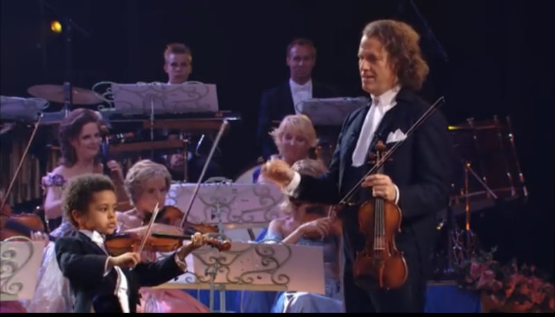 Tan pequeño pero también muy talentoso. Toca el violín con tanta habilidad que a esta edad se le puede considerar un músico ideal.