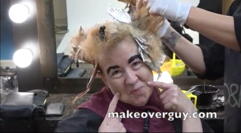 "Una mujer de 60 años estaba cansada de su apariencia anticuada, ahora luce 30 años más joven después de una asombrosa transformación realizada por el estilista."