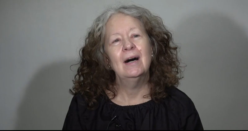 "Una mujer de 60 años estaba cansada de su apariencia anticuada, ahora luce 30 años más joven después de una asombrosa transformación realizada por el estilista."