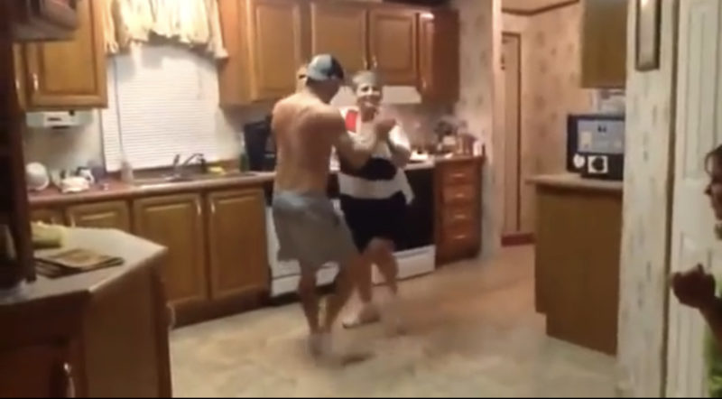 Un hijo tomó la mano de su madre cuando empezó a sonar su canción favorita. Ahora, observa el baile que conquistó Internet por completo.