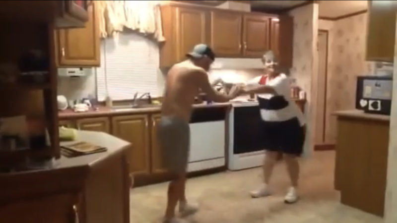 Un hijo tomó la mano de su madre cuando empezó a sonar su canción favorita. Ahora, observa el baile que conquistó Internet por completo.