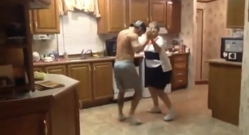 Un hijo tomó la mano de su madre cuando empezó a sonar su canción favorita. Ahora, observa el baile que conquistó Internet por completo.