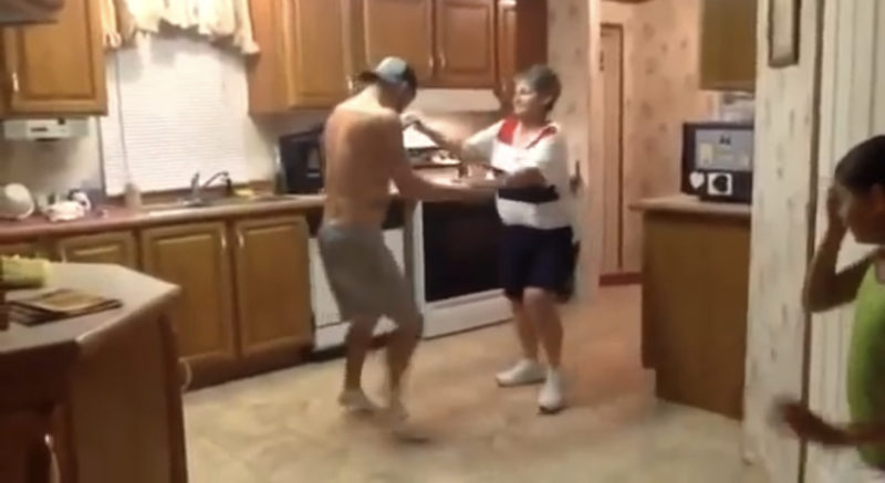 Un hijo tomó la mano de su madre cuando empezó a sonar su canción favorita. Ahora, observa el baile que conquistó Internet por completo.