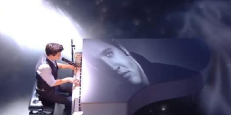 "Adolescente con una voz inquietantemente conmovedora sorprende a la audiencia con un clásico de Elvis."