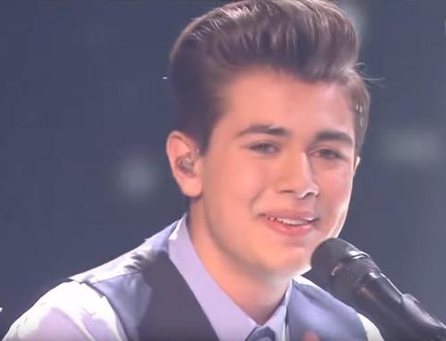 "Adolescente con una voz inquietantemente conmovedora sorprende a la audiencia con un clásico de Elvis."