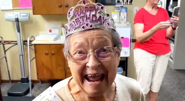 Abuela de Alabama celebra su 105 cumpleaños con una fiesta sorpresa y una gran sonrisa
