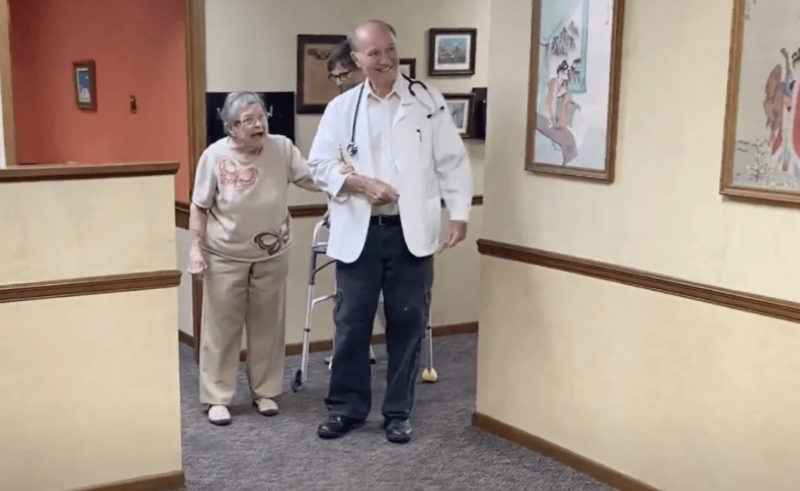 Abuela de Alabama celebra su 105 cumpleaños con una fiesta sorpresa y una gran sonrisa
