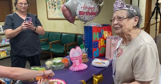 Abuela de Alabama celebra su 105 cumpleaños con una fiesta sorpresa y una gran sonrisa