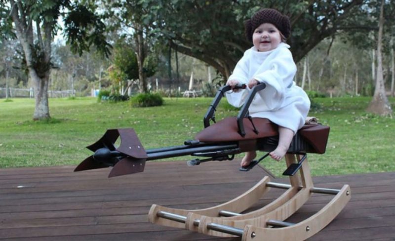 Para el primer cumpleaños de su querida hija, un padre dedicado creó un caballito de "Star Wars" personalizado ¡todo por sí mismo!