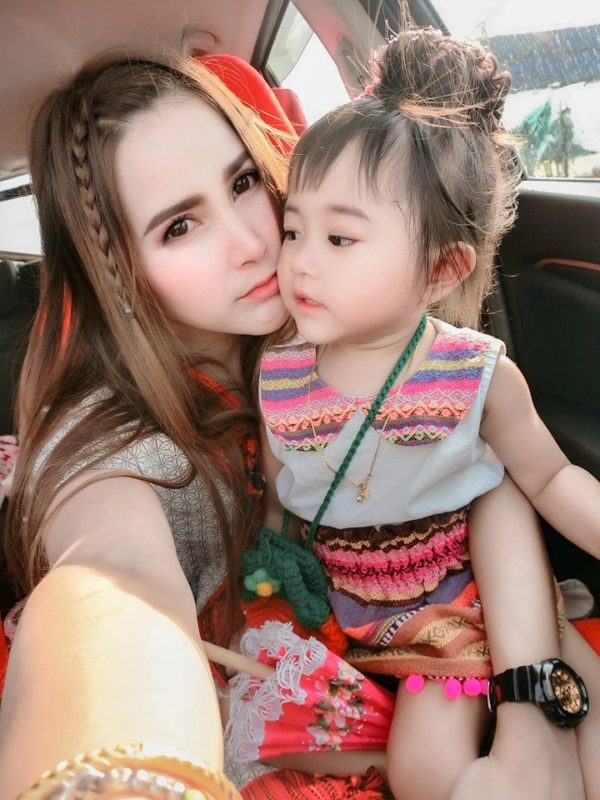Antes de ver a su madre, nadie reconoció la belleza natural de la niña... ¡Así es cómo se ve su madre!