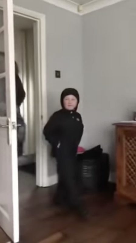 Niño acosado recibe un regalo increíble como sorpresa después de la escuela. VIDEO