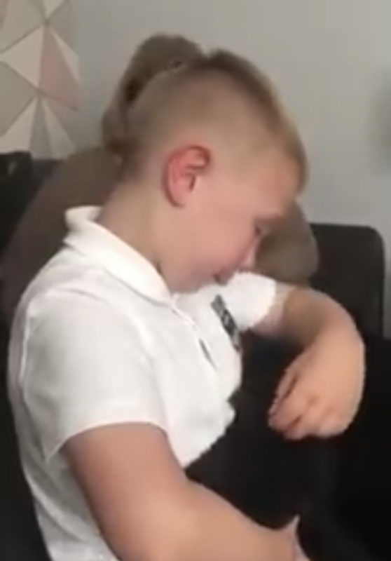 Niño acosado recibe un regalo increíble como sorpresa después de la escuela. VIDEO