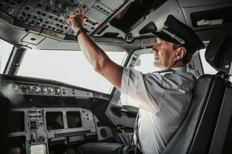 El piloto rompió a llorar cuando se dio cuenta de por qué los pájaros estaban volando junto al avión.