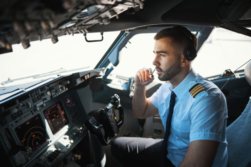El piloto rompió a llorar cuando se dio cuenta de por qué los pájaros estaban volando junto al avión.