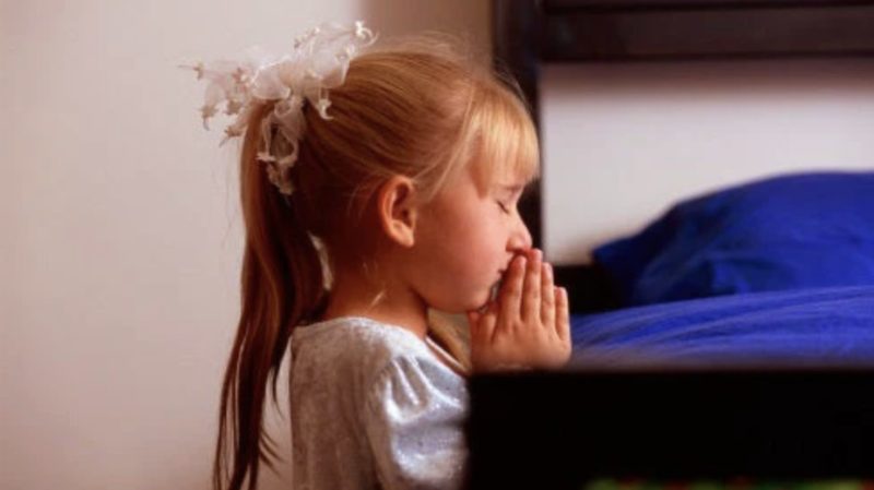 El padre se sintió confundido después de escuchar estas palabras durante la oración de su hija de 3 años...