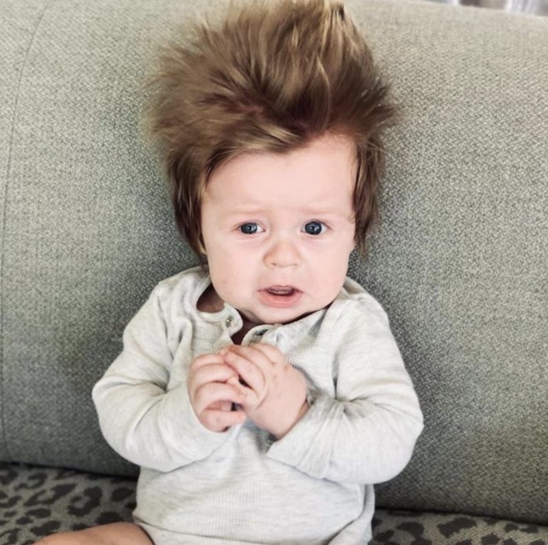 Este recién nacido sorprende a la gente con su cabello abundante. La mejor parte es que nació con este peinado.