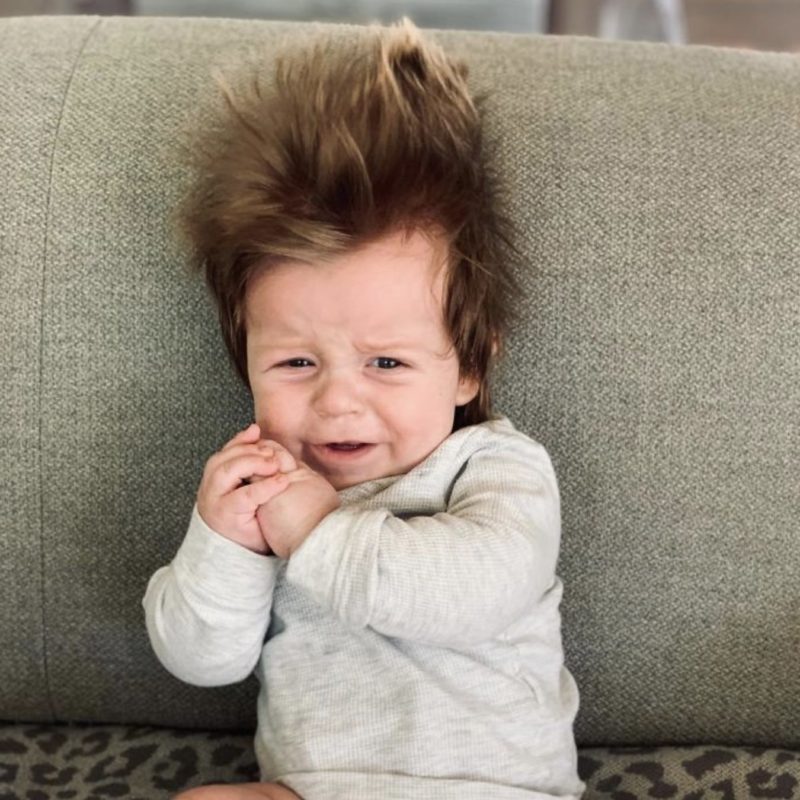 Este recién nacido sorprende a la gente con su cabello abundante. La mejor parte es que nació con este peinado.