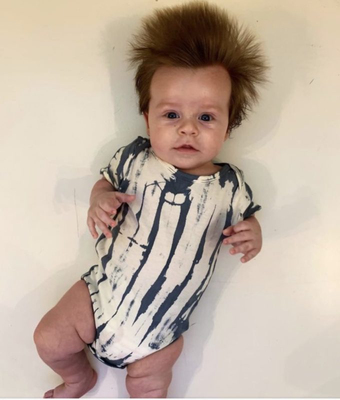 Este recién nacido sorprende a la gente con su cabello abundante. La mejor parte es que nació con este peinado.