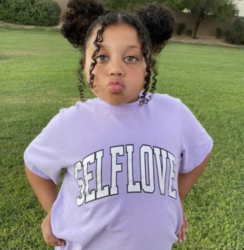 La niña que cautivó al mundo con su belleza ahora aparece como una muñeca viviente. FOTO