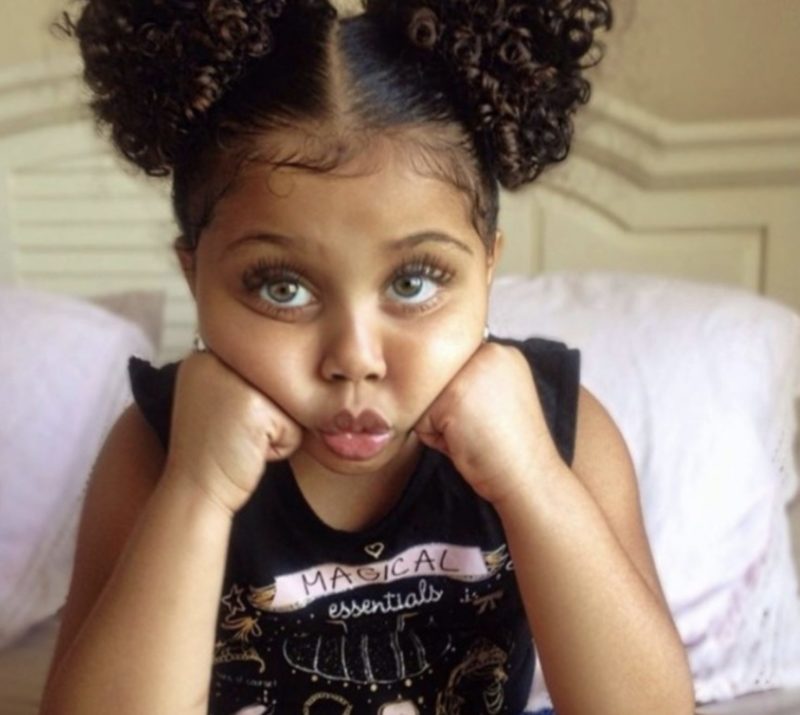 La niña que cautivó al mundo con su belleza ahora aparece como una muñeca viviente. FOTO