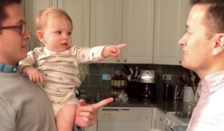 Los usuarios de Internet enloquecen por la reacción de un bebé cuando conoce al gemelo del padre. VIDEO