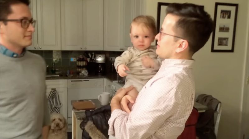 Los usuarios de Internet enloquecen por la reacción de un bebé cuando conoce al gemelo del padre. VIDEO