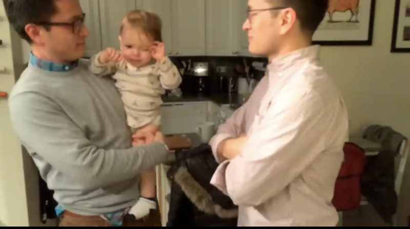 Los usuarios de Internet enloquecen por la reacción de un bebé cuando conoce al gemelo del padre. VIDEO