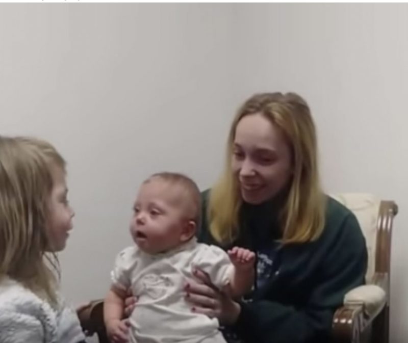 Una niña recibe sus primeros audífonos y no puede dejar de reír al escuchar la voz de su hermana mayor. VIDEO