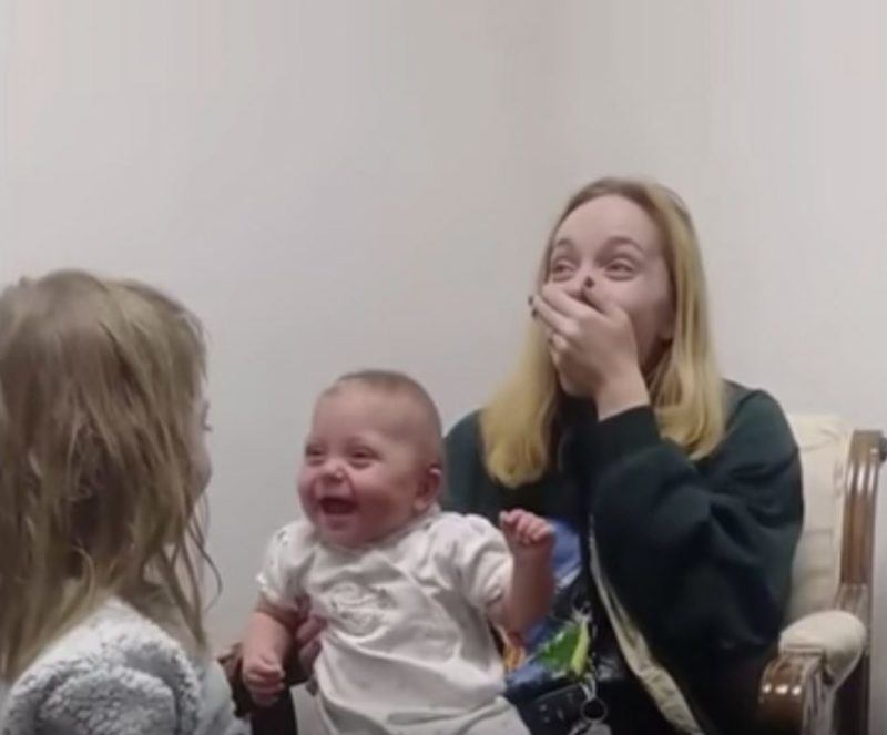 Una niña recibe sus primeros audífonos y no puede dejar de reír al escuchar la voz de su hermana mayor. VIDEO