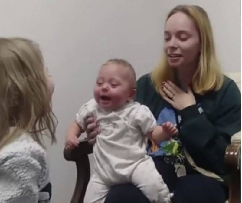 Una niña recibe sus primeros audífonos y no puede dejar de reír al escuchar la voz de su hermana mayor. VIDEO