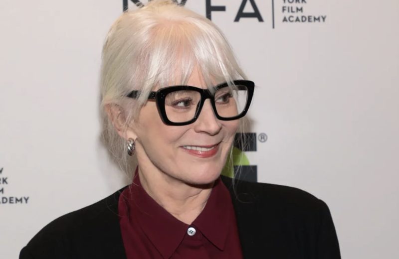 Patricia Richardson de "Mejorando la Casa" mostró su larga cabellera gris en la boda de su hija. También habló de sus arrepentimientos y compartió fotos de sus lindos hijos y nietos.