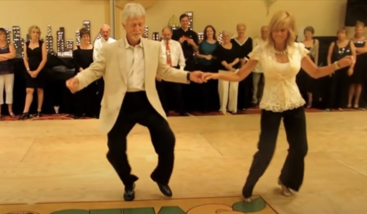Una pareja de ancianos sube al escenario con un baile destacado de Womble. VIDEO