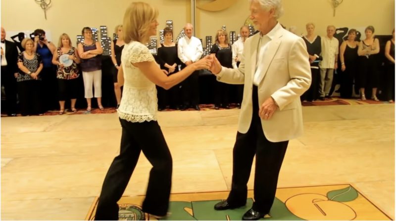 Una pareja de ancianos sube al escenario con un baile destacado de Womble. VIDEO