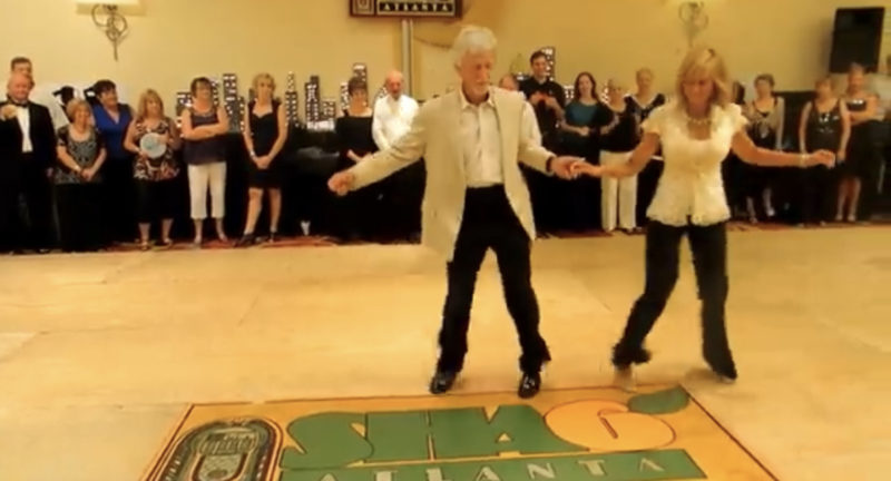 Una pareja de ancianos sube al escenario con un baile destacado de Womble. VIDEO