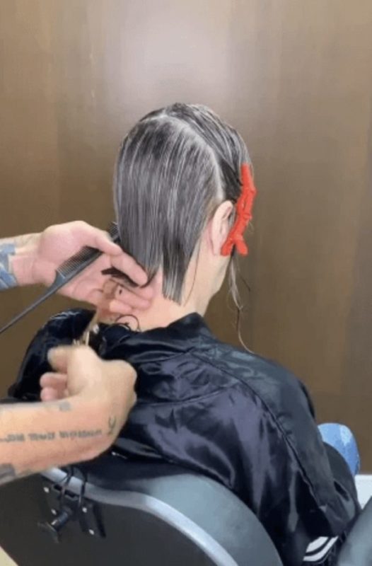 "Esta mujer de más de 50 años decide cambiar su aspecto. Pero lo que crea su peluquero es lo que la hace lucir más joven y brillar con más intensidad. FOTO"