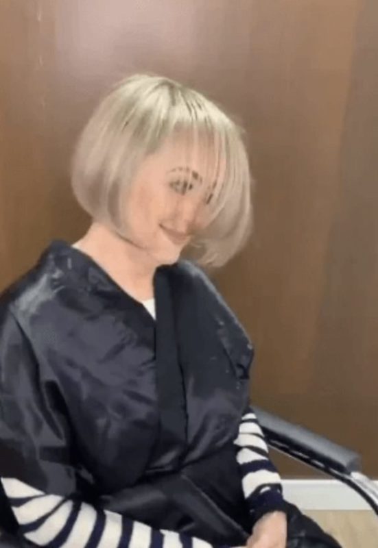 "Esta mujer de más de 50 años decide cambiar su aspecto. Pero lo que crea su peluquero es lo que la hace lucir más joven y brillar con más intensidad. FOTO"