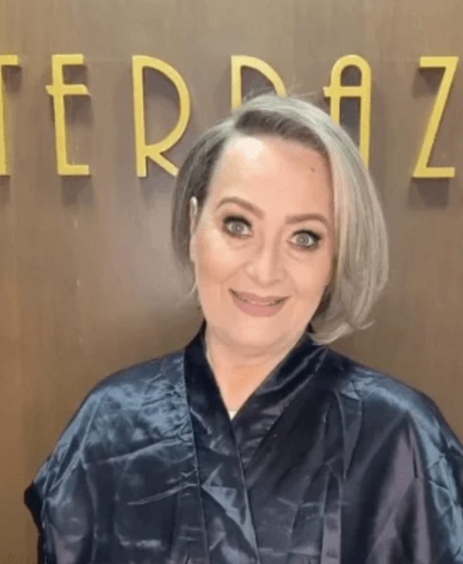 "Esta mujer de más de 50 años decide cambiar su aspecto. Pero lo que crea su peluquero es lo que la hace lucir más joven y brillar con más intensidad. FOTO"