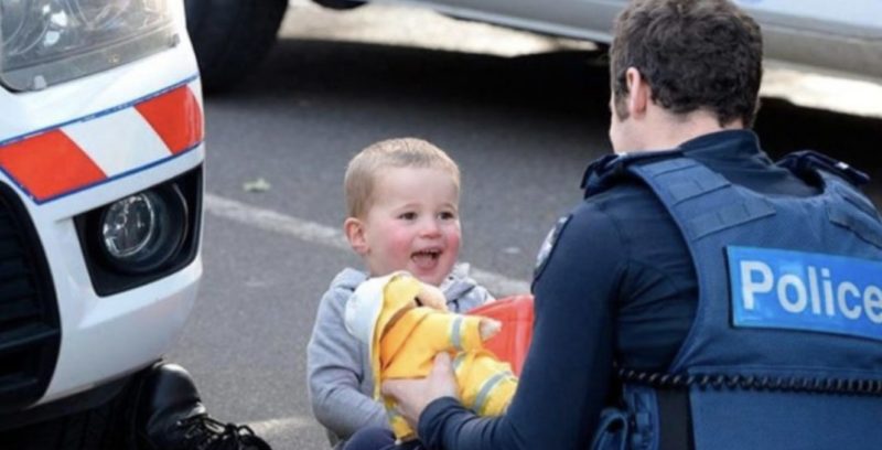 Cuando ocurrió algo inesperado, un amable oficial de policía estaba cuidando a un niño...