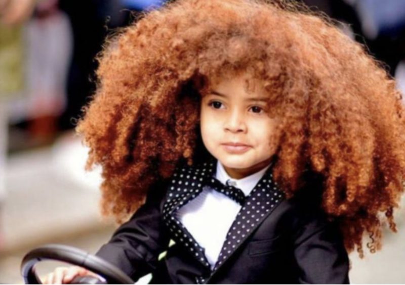 El cabello de este niño no ha sido cortado en cinco años. Hoy, parece un hermoso juguete. FOTO