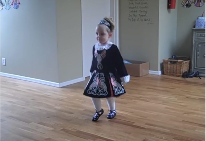 "Vídeo: La tierna danza irlandesa de una niña de 3 años conquista los corazones de los usuarios de Internet."