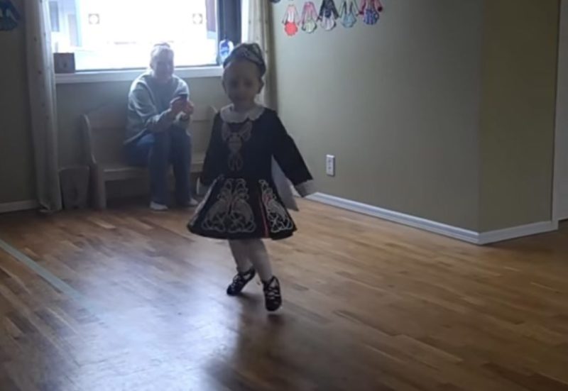 "Vídeo: La tierna danza irlandesa de una niña de 3 años conquista los corazones de los usuarios de Internet."