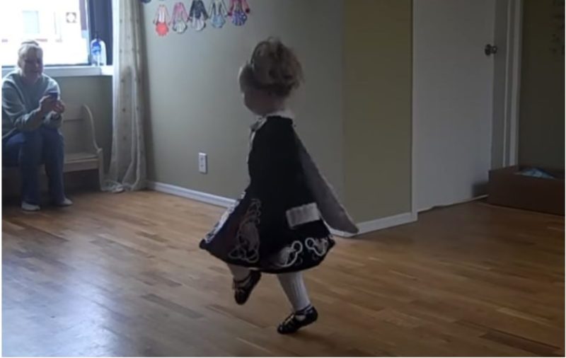 "Vídeo: La tierna danza irlandesa de una niña de 3 años conquista los corazones de los usuarios de Internet."