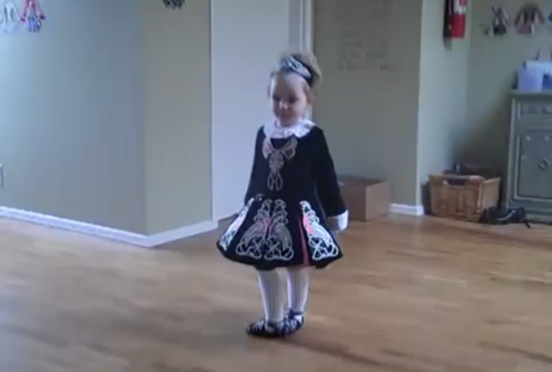 "Vídeo: La tierna danza irlandesa de una niña de 3 años conquista los corazones de los usuarios de Internet."